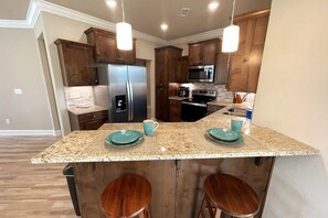 Fridge, microwave, oven, stovetop - New Hot Tub Lake View King Suite FAST WiFi 75” TV (Eureka Springs)