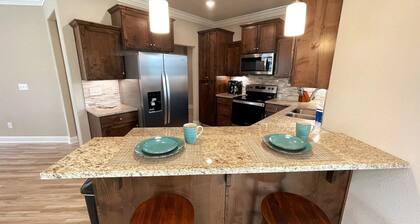 New Hot Tub Lake View King Suite FAST WiFi 75” TV