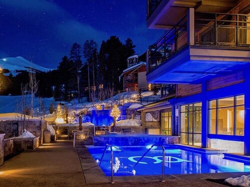 XMAS WEEK Ultimate High Floor Upslope Facing Ski-In-Out 2,600sf 4BR,5BA