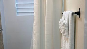 Buồng tắm vòi sen, máy sấy tóc