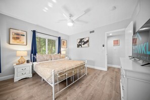 Deluxe 1-Bedroom Queen w/ Kitchen & Sofa Bed | Iron/ironing board, free WiFi - The Leeward Apartments By Lowkl (Fort Lauderdale)