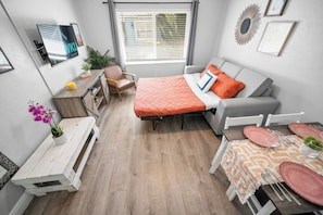 Appartement Deluxe | Aire de séjour | Téléviseur connecté de 50 po avec télévision numérique