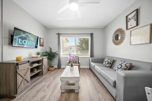 Deluxe appartement | Woonruimte | Een 50-inch smart-tv met digitale zenders