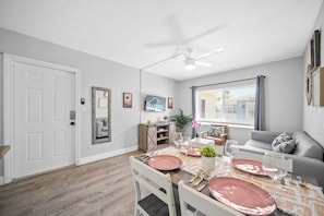 Deluxe 1-Bedroom Queen w/ Kitchen & Sofa Bed | In-room dining