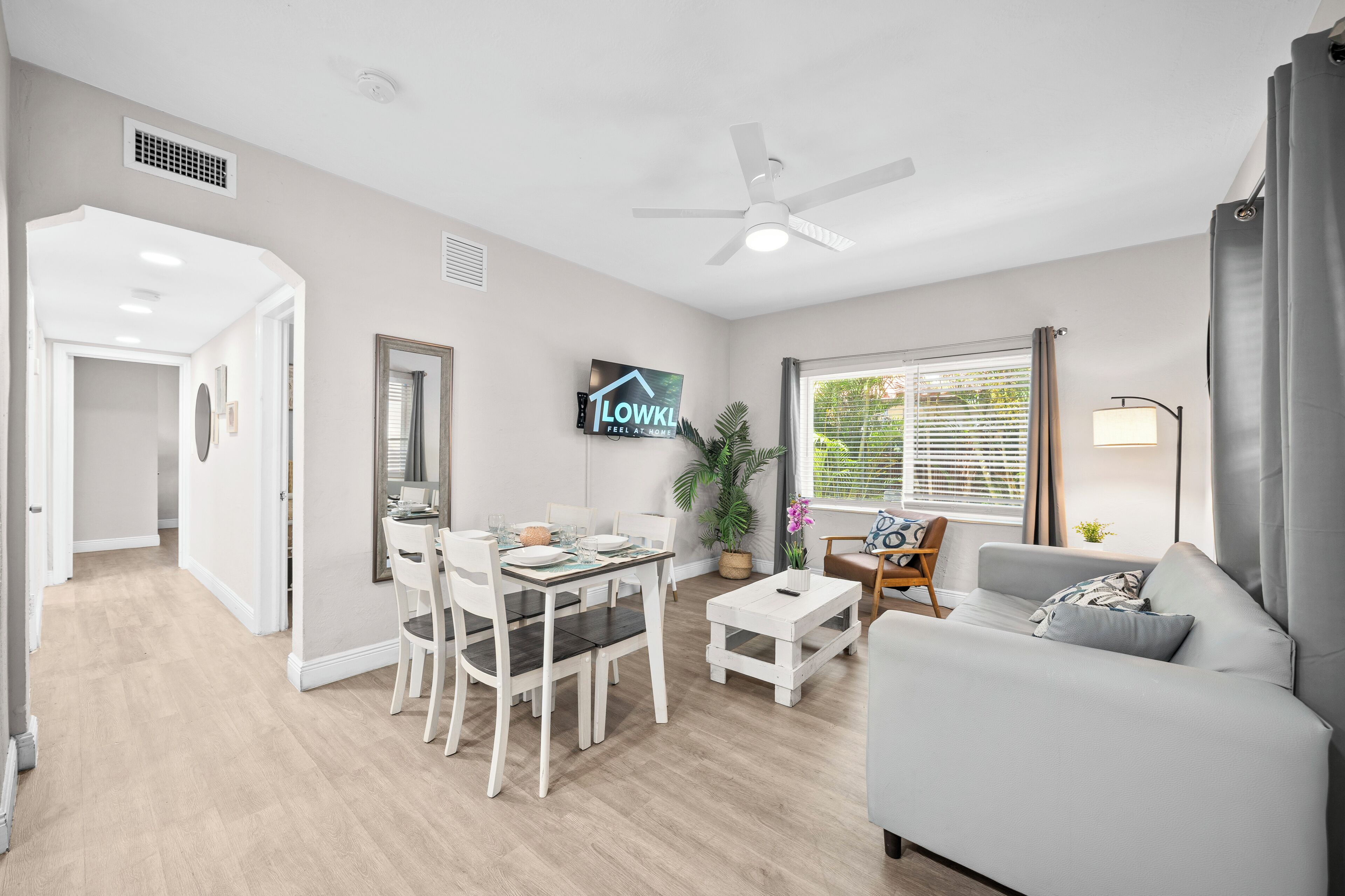 Appartement | Woonruimte | Een 50-inch smart-tv met digitale zenders