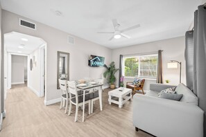 Appartement | Woonruimte | Een 50-inch smart-tv met digitale zenders