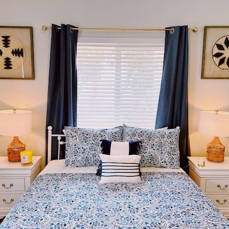 Deluxe 1-Bedroom Queen w/ Kitchen & Sofa Bed