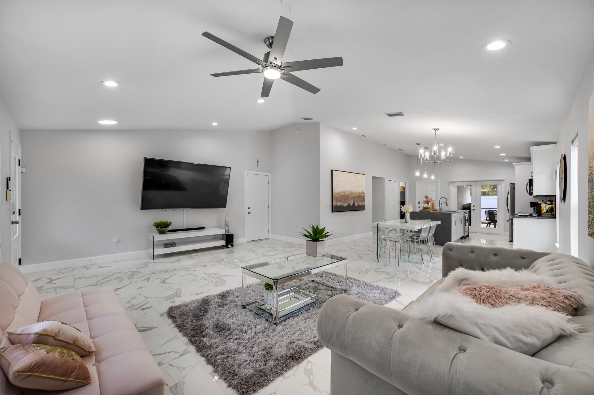 Modern home with hot tub in heart of Tampa