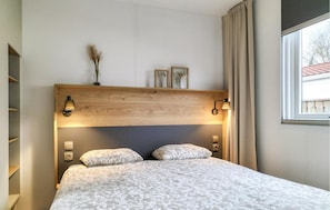 3 bedrooms, travel cot, free WiFi, bed sheets