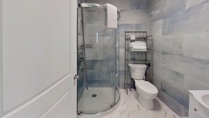Bathroom - 1-Bedroom Condo with Waterview Balcony Fisherman Cabin - Welcome to our stunning, one-bedroom condo room with a balcony! (Matlacha)