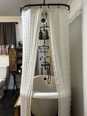 Een haardroger, handdoeken, zeep, shampoo