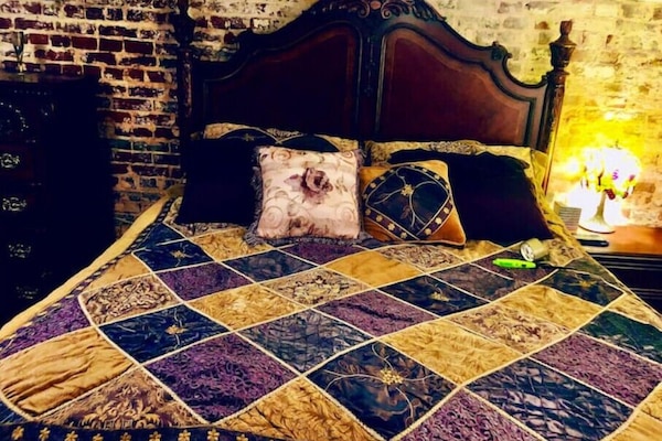 King bed. Luxury linens, vast pillow options & wonderfully comfortable mattress