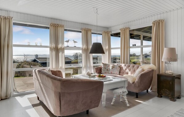 Smart TV, chimenea y reproductor de DVD 