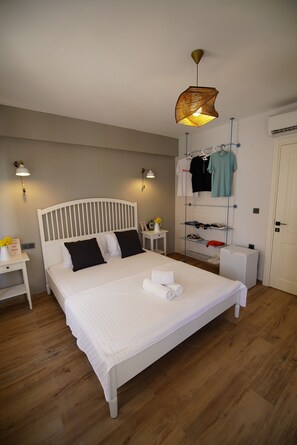Tabla de planchar con plancha, wifi gratis y ropa de cama 