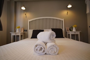 Tabla de planchar con plancha, wifi gratis y ropa de cama