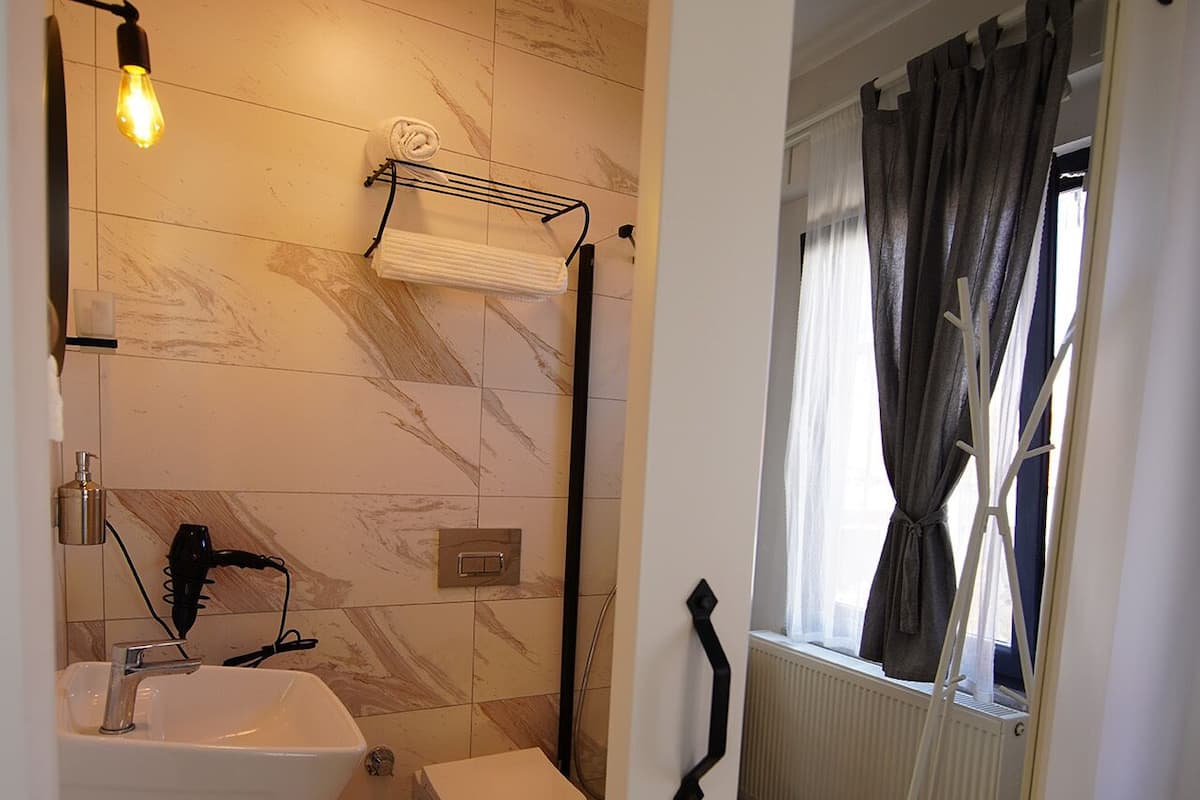 Economy Quadruple Room (Basement Floor) | Baño | Pantuflas