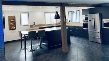 KĂŒhlschrank, Mikrowelle, Ofen, Herdplatte