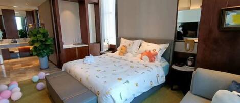 Una habitación de hotel con cama, mesita de noche y zona de estar.