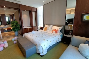 Ein Hotelzimmer mit einem Bett, einem Nachttisch und einer Sitzecke.