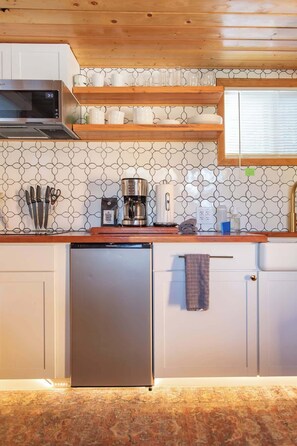 Fridge, microwave, toaster - Persis tiny cabin. amazing outdoor shower. (Sultan)