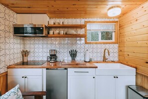 Kylskåp, mikrovågsugn och brödrost