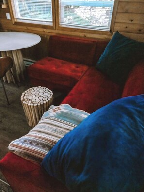 TV - Persis tiny cabin. amazing outdoor shower. (Sultan)