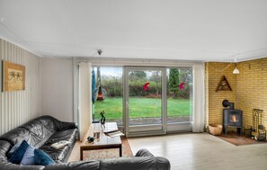 Tv, eldstad och dvd-spelare