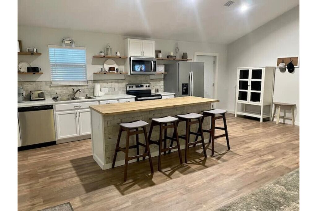 Cozy Luxury Cottage in Country with Fireplace and walk in Shower! 