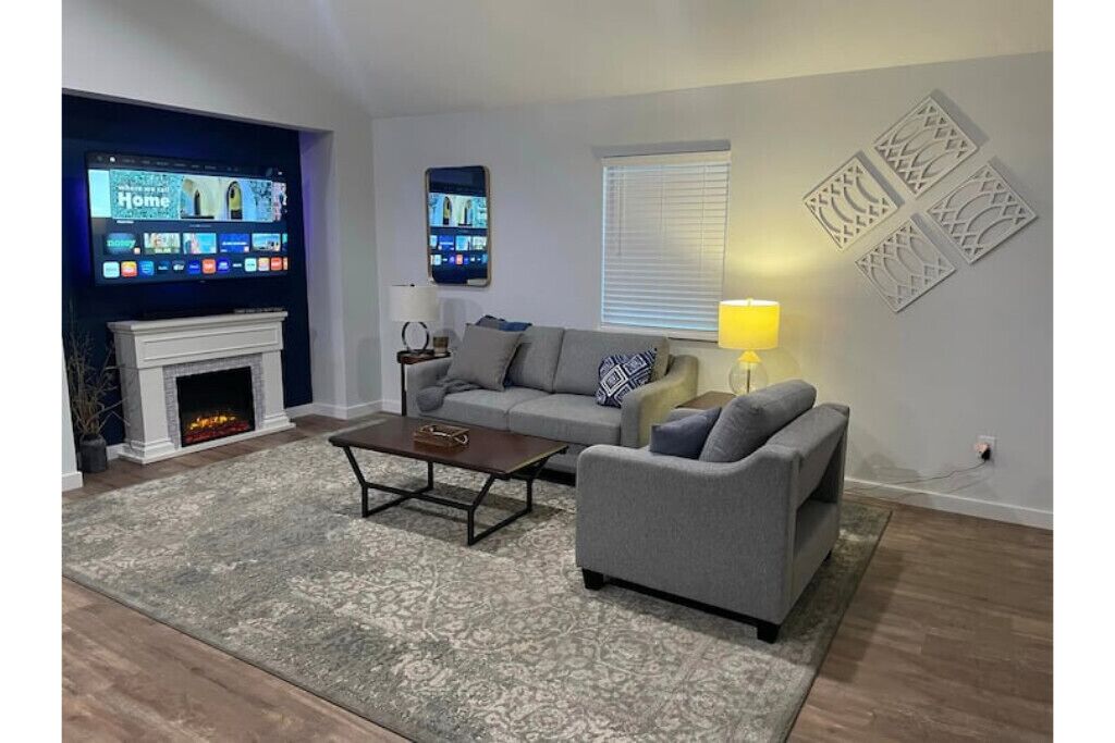 Cozy Luxury Cottage in Country with Fireplace and walk in Shower! 