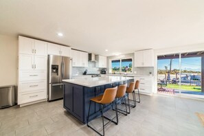 Frigorifero, microonde, forno, piano cottura