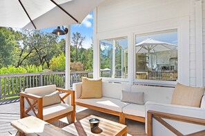 TV connectée, cheminée, table de tennis de table