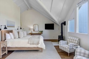 5 bedrooms, iron/ironing board, travel crib, WiFi (free)