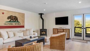 Un salon avec un canapé, une table basse et une cheminée.