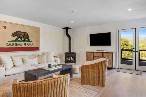 Una sala de estar con sofá, mesa de centro y chimenea.