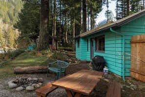 Outdoor dining - Tire Swing · O'Neill Cabin - a rustic reclaimed retreat (Index)