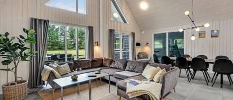 TV, peis, DVD-spiller og fotballspill