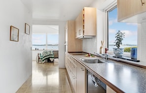 Fridge, stovetop, dishwasher, coffee/tea maker - 4 bedroom amazing home in Mariager (Mariager)