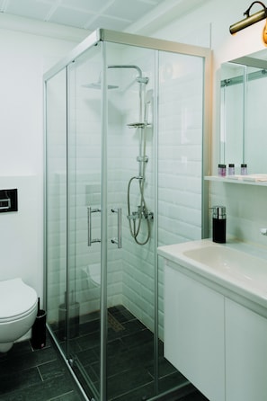 Royal Double Room | Bathroom | Free toiletries, hair dryer, slippers, towels - Nill's Stone House Otel (Cesme)