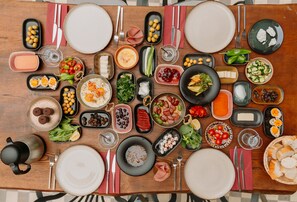 Petit déjeuner complet compris tous les jours