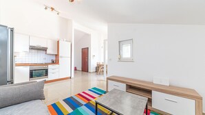 Eine moderne Wohnung mit Küche, Essbereich und Wohnzimmer.