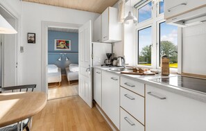 Køleskab, kogeplade, kaffe-/temaskine