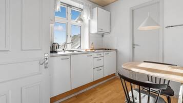 Fridge, stovetop, coffee/tea maker