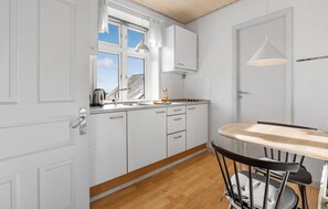 Kühlschrank, Mikrowelle, Herdplatte, Wasserkocher mit Kaffee-/Teezubehör