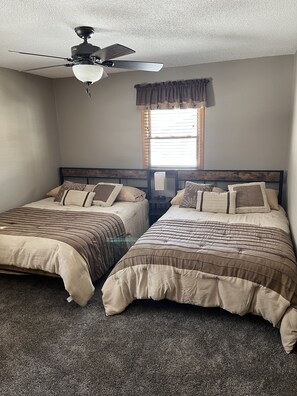 2 bedrooms, desk, iron/ironing board, free WiFi - Up North, Outdoor Enthusiast’s Paradise! (Birchwood)