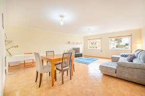 Una televisión, libros