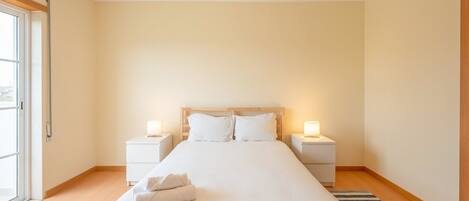 2 chambres, bureau, fer et planche à repasser, Internet gratuit