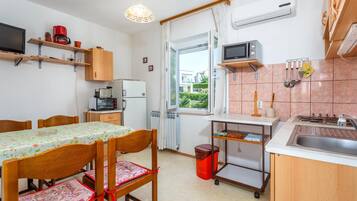 Kühlschrank, Herdplatte, Wasserkocher mit Kaffee-/Teezubehör