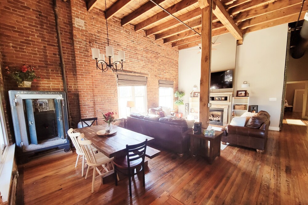 Modern 2 BR w/ Rooftop Deck