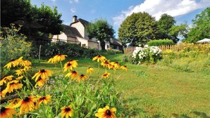 A house with a garden in front. - Mobile home in Xaintrie (SAINT-GENIEZ-Ô-MERLE)