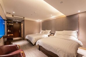 Habitación de hotel con dos camas, televisión, escritorio y silla.